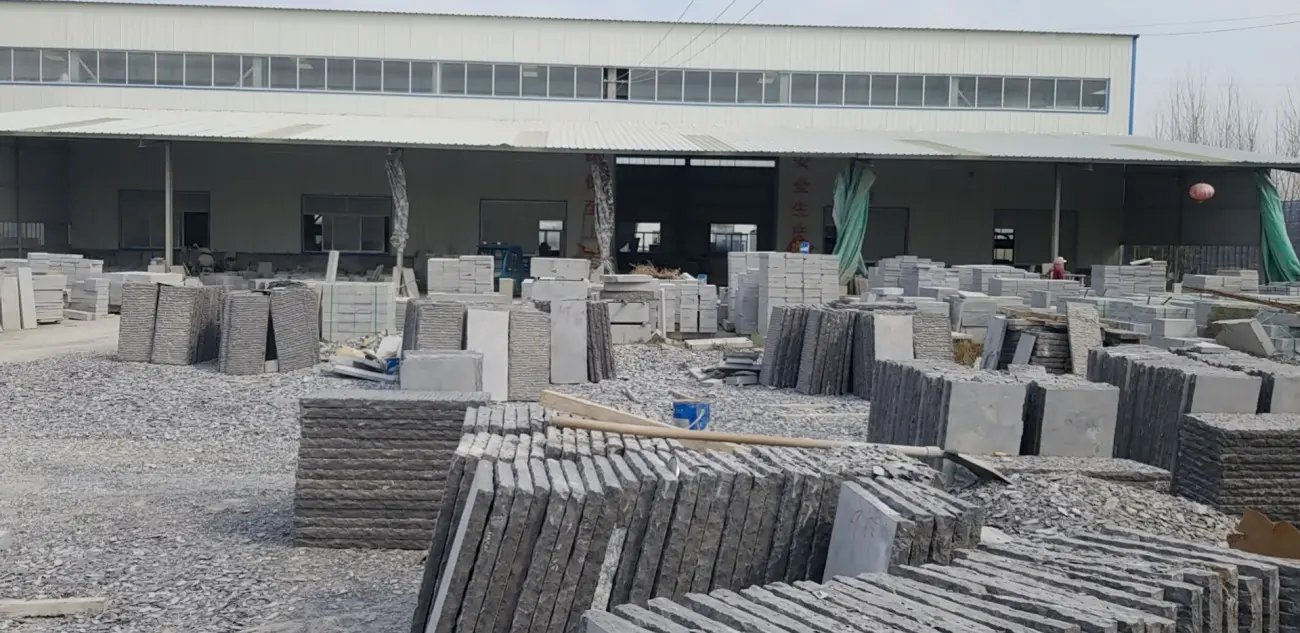 青石仿古石凳加工现场展示 匠心与石材的完美融合